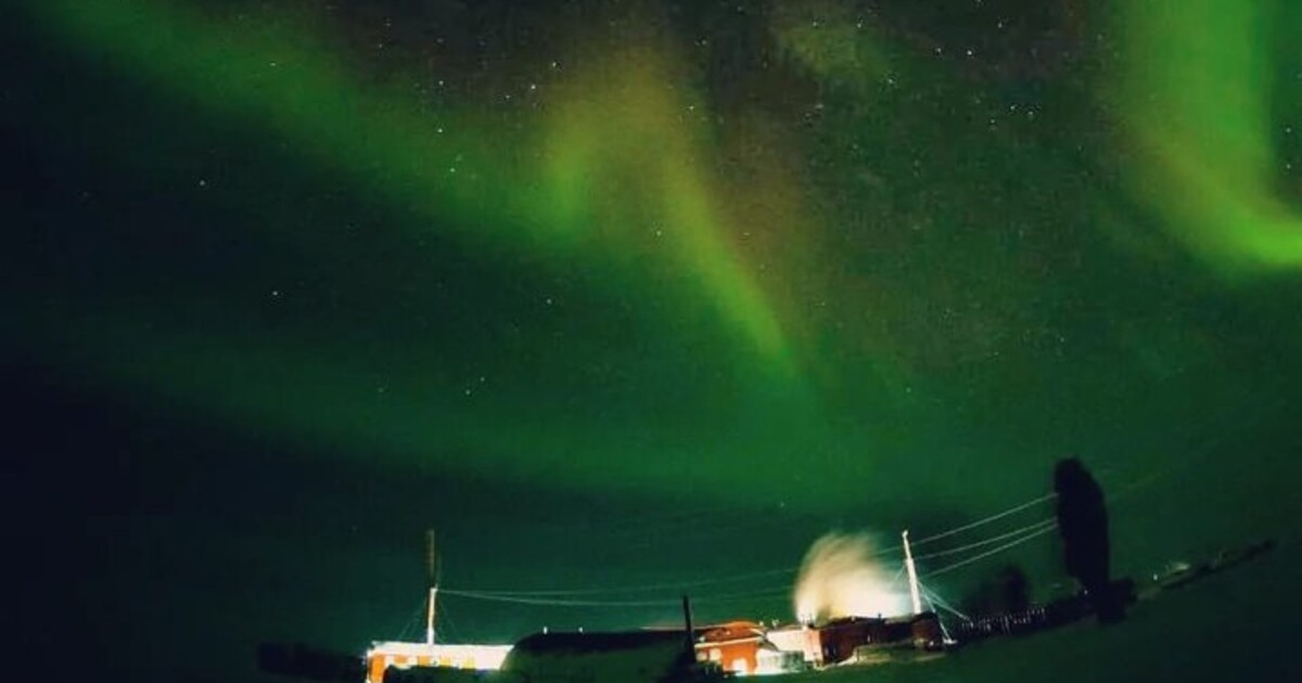 Paisagem da aurora austral no céu sobre a Estação Antártica de  Zhongshan_