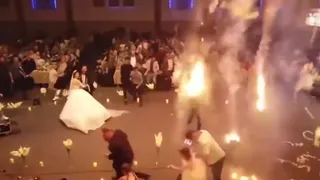 Video: el momento en que se incendió el techo de un salón de fiestas durante una boda en Irak