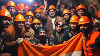 Dramático rescate en India: lograron sacar a los 41 mineros que estaban atrapados hace 17 días