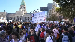 Miles de docentes y estudiantes se movilizaron en contra del recorte presupuestario en las universidades