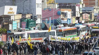 Choferes de colectivos realizaron un corte parcial en Puente Saavedra por un reclamo salarial