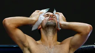 Video: el momento en el que Djokovic recibe un botellazo en la cabeza en el Masters 1000 de Roma
