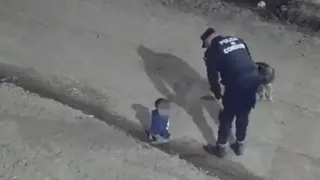 Video: la Policía de Córdoba rescató a un bebé de un año que gateaba por la calle en plena madrugada