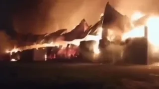 Voraz incendio en una fábrica de muebles de Moreno: el fuego consumió toda la planta y colapsó el techo