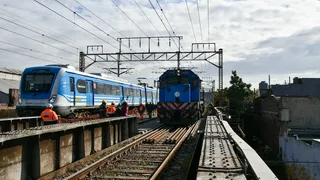 Tren Roca: decenas de pasajeros quedaron varados y debieron caminar por las vías en Constitución