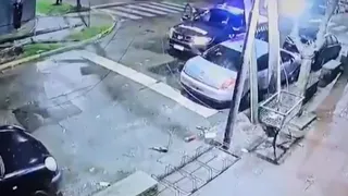 Video: un patrullero que perseguía a un auto con pedido de captura patinó e impactó contra un grupo que hacía un asado