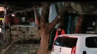 Brutal choque en Flores: un camión arrolló a dos autos, derribó un árbol y terminó incrustado en un edificio